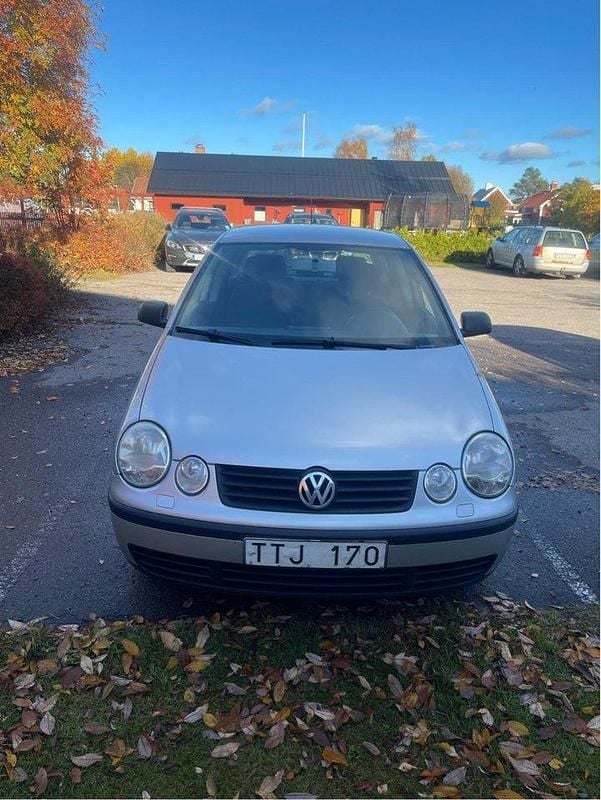 Silver Begagnad 2003 VW Polo Basis Halvkombi | 18 500 kr (Marknadspris) - Bild 1/4