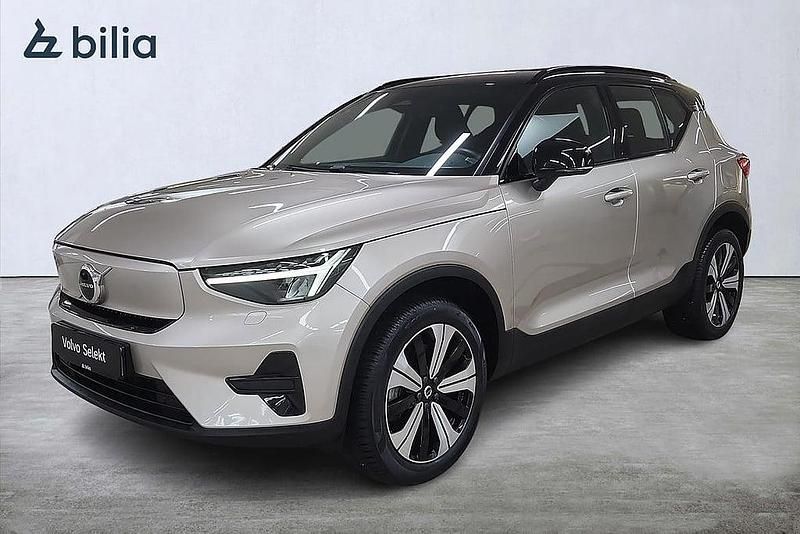 Ljusgrå Begagnad 2022 Volvo XC40 Core SUV | 334 000 kr (Marknadspris) - Bild 1/3