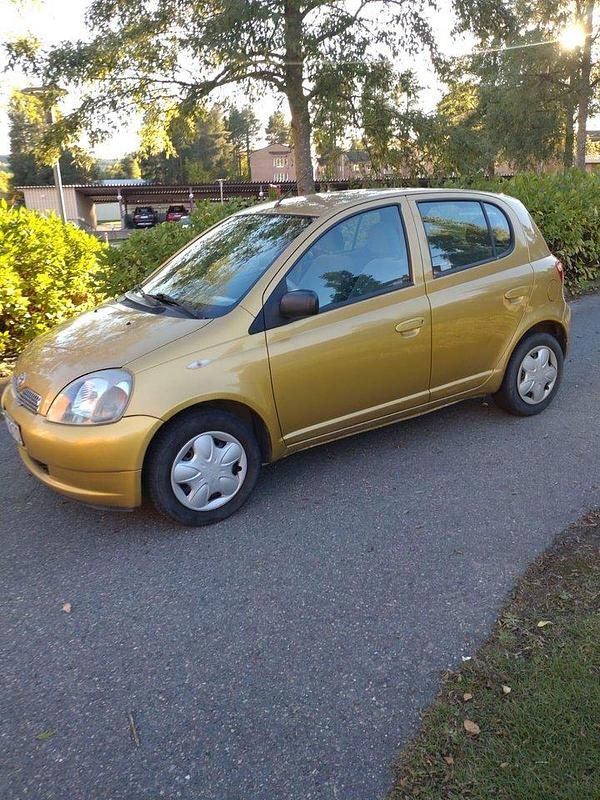 Gul Begagnad 2000 Toyota Yaris Halvkombi | 21 000 kr (Marknadspris) - Bild 1/4