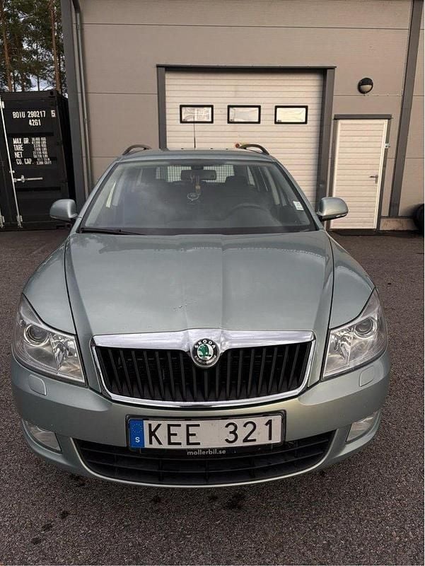 Grön Begagnad 2010 Skoda Octavia Elegance Kombi | 39 000 kr (Marknadspris) - Bild 1/4