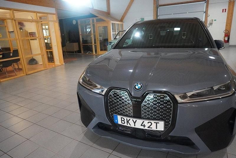 Mörkgrå (grå) Begagnad 2021 BMW iX Comfort Edition SUV | 399 000 kr - Bild 1/4