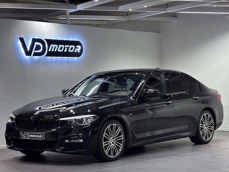 Svart Begagnad 2017 BMW 520 M Sport Sedan | 259 700 kr (Marknadspris) - Bild 1/4