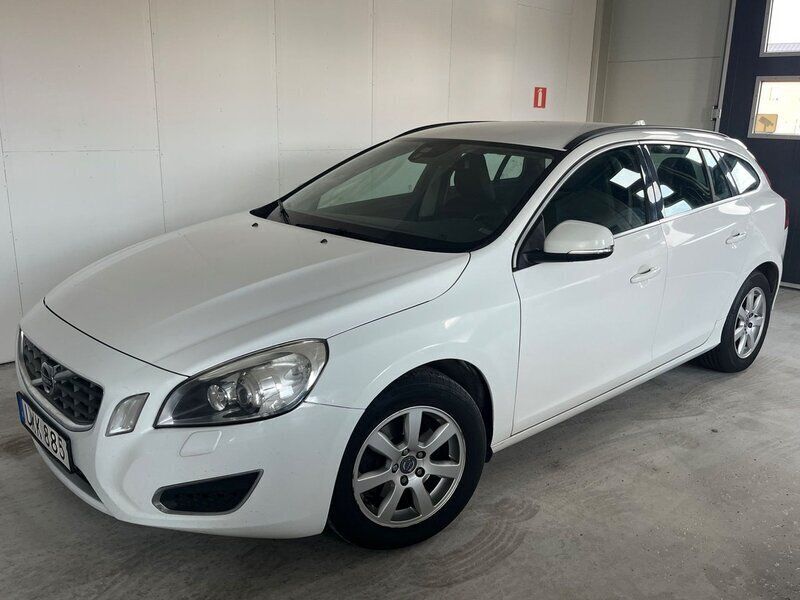 Vit Begagnad 2013 Volvo V60 Momentum Kombi | 74 900 kr (Bra pris) - Bild 1/4