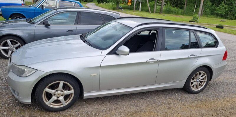 Grå Begagnad 2011 BMW 320 Comfort Edition Kombi | 49 000 kr (Bra pris) - Bild 1/4
