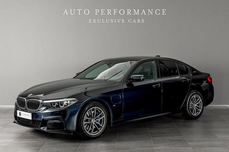 Svart Begagnad 2019 BMW 530e M Sport Sedan | 339 900 kr (Marknadspris) - Bild 1/4