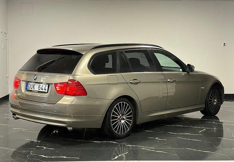 Begagnad BMW 318 Comfort Edition 143 HK (105 kW) 2011 Brun Kombi