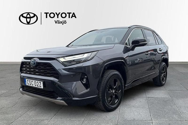 Grå Begagnad 2023 Toyota RAV4 Hybrid Style SUV | 429 000 kr (Marknadspris) - Bild 1/3
