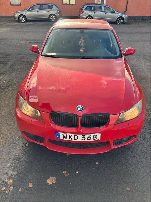 Röd Begagnad 2005 BMW 320 Advantage Sedan | 72 900 kr - Bild 1/4