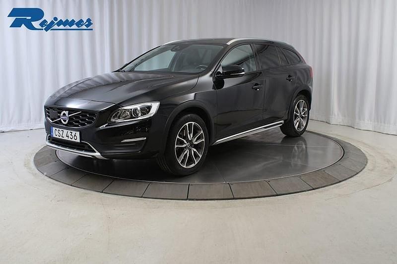 Svart (onyx svart metallic) Begagnad 2018 Volvo V60 CC Standard Kombi | 229 800 kr (Bra pris) - Bild 1/4