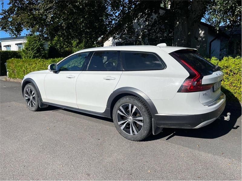 Vit Begagnad 2022 Volvo V90 CC Momentum Kombi | 185 000 kr - Bild 1/3
