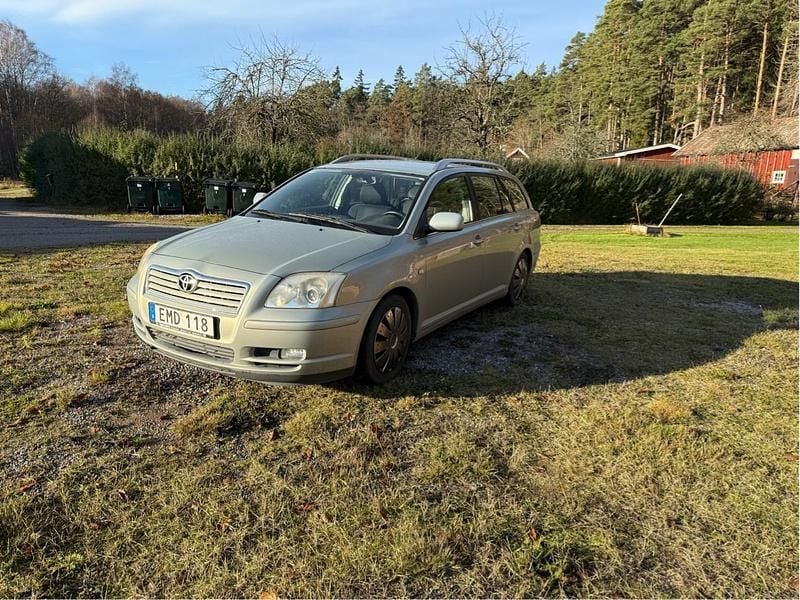 Grön Begagnad 2006 Toyota Avensis Kombi | 15 000 kr (Superpris) - Bild 1/4