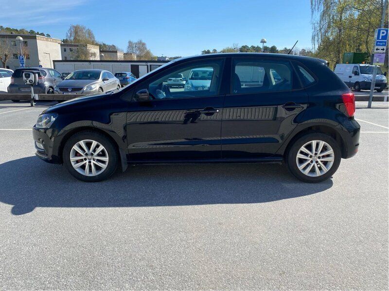 Svart Begagnad 2017 VW Polo Halvkombi | 65 000 kr - Bild 1/4