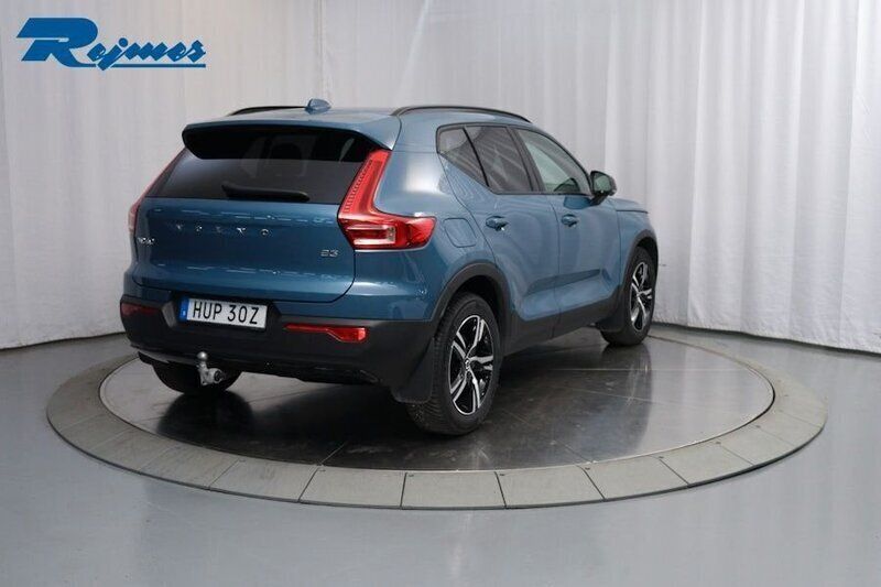 Blå (fjord blue metallic) Begagnad 2023 Volvo XC40 Plus SUV | 389 900 kr (Lite dyr) - Bild 1/4