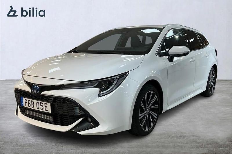 Vit Begagnad 2022 Toyota Corolla Style Kombi | 259 900 kr (Marknadspris) - Bild 1/3