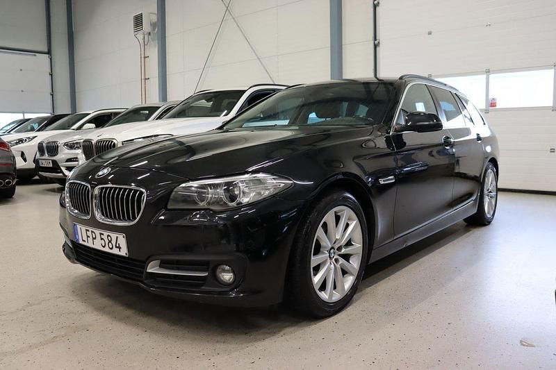 Svart Begagnad 2015 BMW 520 Kombi | 184 800 kr (Marknadspris) - Bild 1/4