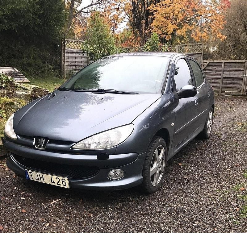 Grå Begagnad 2007 Peugeot 206 Halvkombi | 16 000 kr (Marknadspris) - Bild 1/4