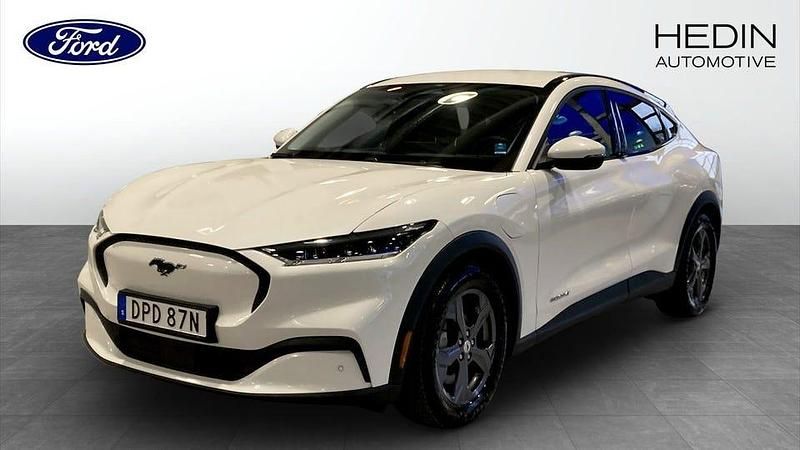 Vit Begagnad 2022 Ford Mustang Mach-E Standard Range SUV | 364 900 kr (Marknadspris) - Bild 1/4