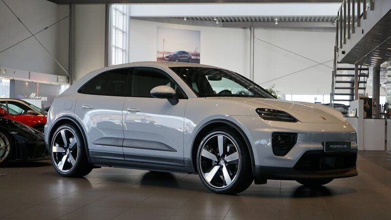 Ljusgrå Begagnad 2024 Porsche Macan 4 Electric SUV | 959 000 kr (Marknadspris) - Bild 1/4