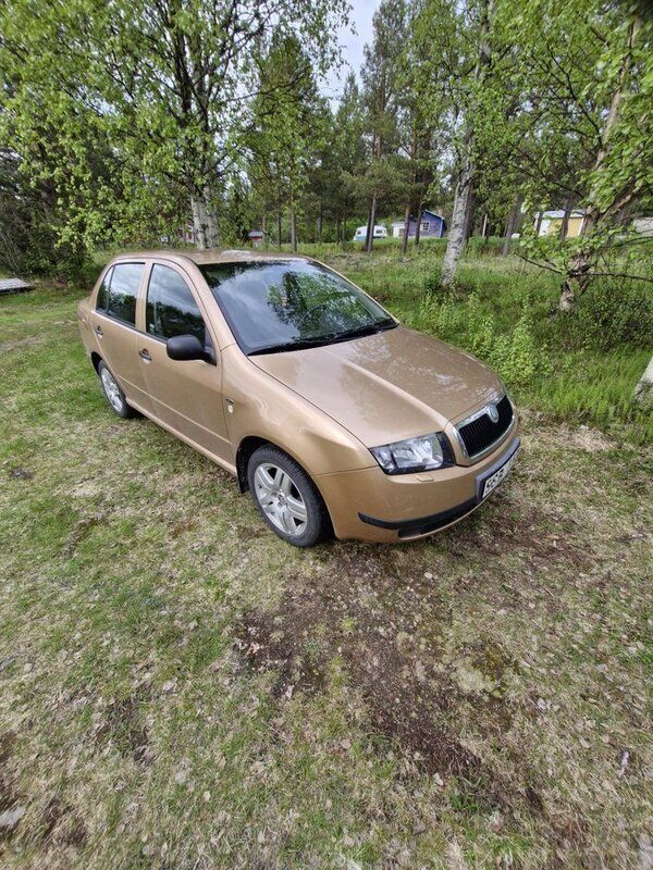 Brun Begagnad 2002 Skoda Fabia Sedan | 27 000 kr (Marknadspris) - Bild 1/2