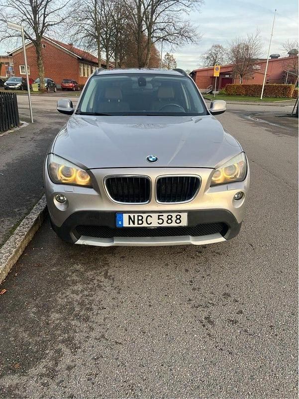 Silver Begagnad 2011 BMW X1 SUV | 80 000 kr (Bra pris) - Bild 1/4