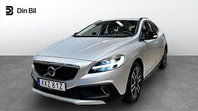 Silver Begagnad 2019 Volvo V40 Momentum Halvkombi | 184 900 kr (Marknadspris) - Bild 1/4