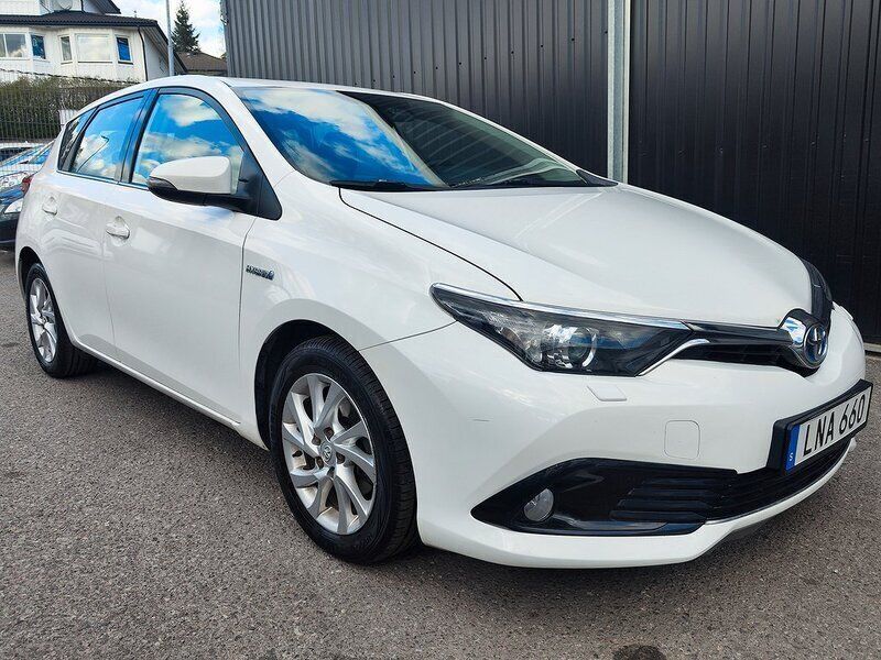 Vit Begagnad 2018 Toyota Auris Hybrid Halvkombi | 154 900 kr (Marknadspris) - Bild 1/4