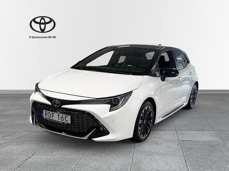 Vit Begagnad 2022 Toyota Corolla Hybrid Sport Halvkombi | 224 900 kr (Marknadspris) - Bild 1/4