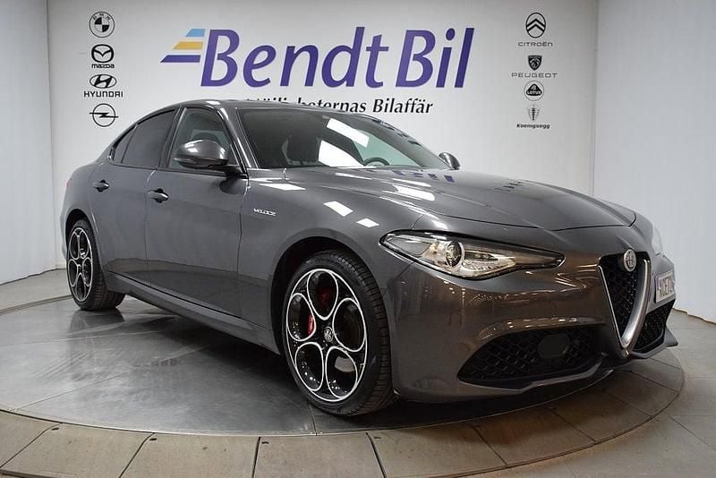 Grå Begagnad 2018 Alfa Romeo Giulia Veloce Sedan | 289 500 kr (Marknadspris) - Bild 1/3