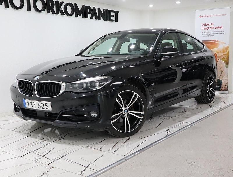 Svart Begagnad 2017 BMW 320 Gran Turismo Sport Line Halvkombi | 209 900 kr (Marknadspris) - Bild 1/4