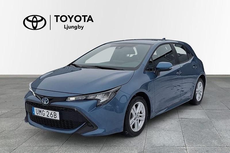 Blå Begagnad 2023 Toyota Corolla Hybrid Active Halvkombi | 254 000 kr (Marknadspris) - Bild 1/3