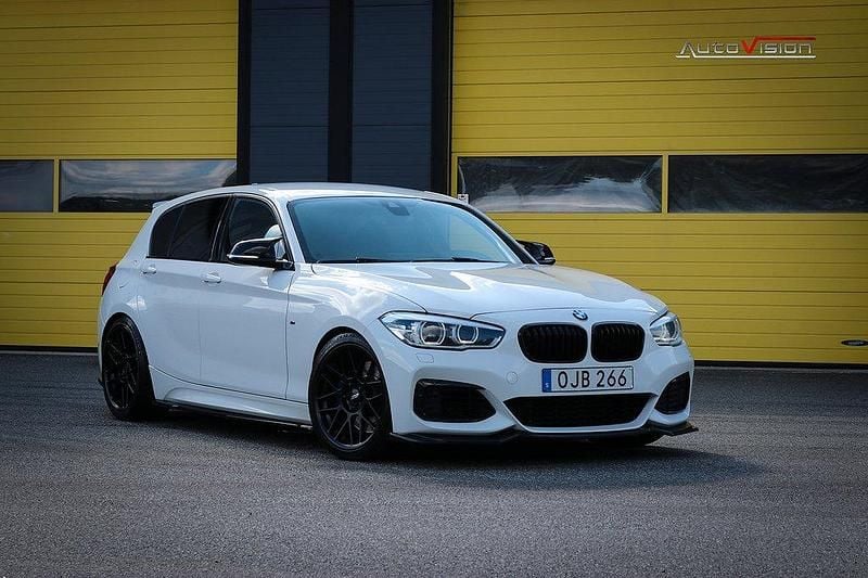 Vit Begagnad 2016 BMW M140 M Sport Halvkombi | 369 900 kr (Marknadspris) - Bild 1/4