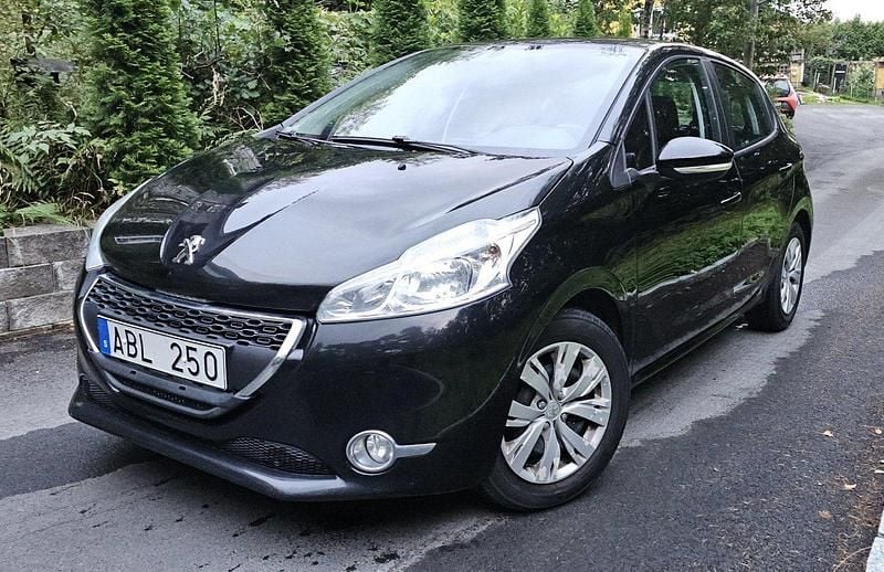 Svart Begagnad 2013 Peugeot 208 Halvkombi | 40 900 kr (Bra pris) - Bild 1/4