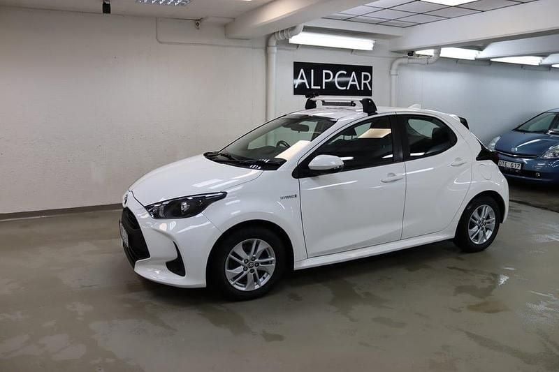 Begagnad Toyota Yaris Hybrid 116 HK (85 kW) 2021 Vit Halvkombi