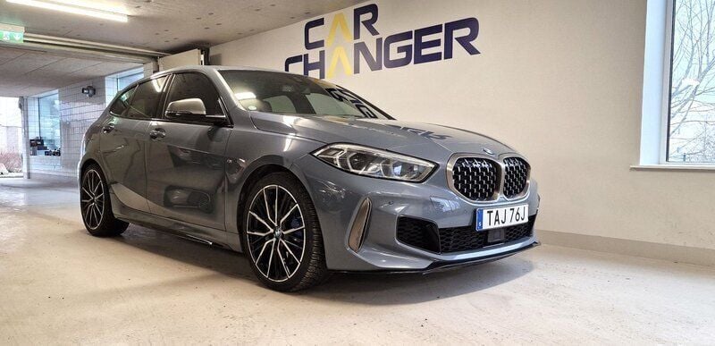 Mörkgrå (grå) Begagnad 2020 BMW M135 Halvkombi | 379 900 kr (Marknadspris) - Bild 1/4