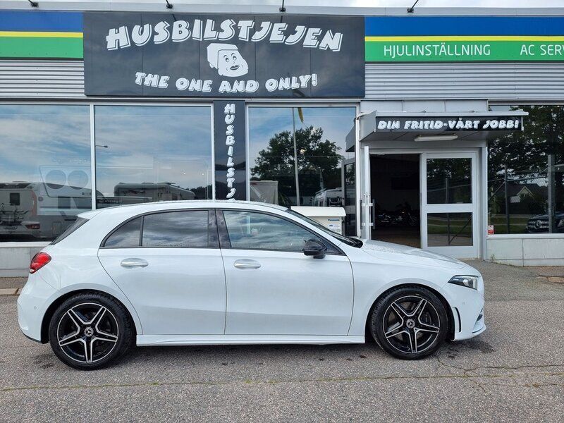 Vit Begagnad 2019 Mercedes A250 AMG Halvkombi | 299 000 kr (Lite dyr) - Bild 1/4