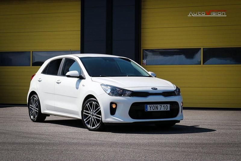 Vit Begagnad 2017 Kia Rio Halvkombi | 129 900 kr (Marknadspris) - Bild 1/4