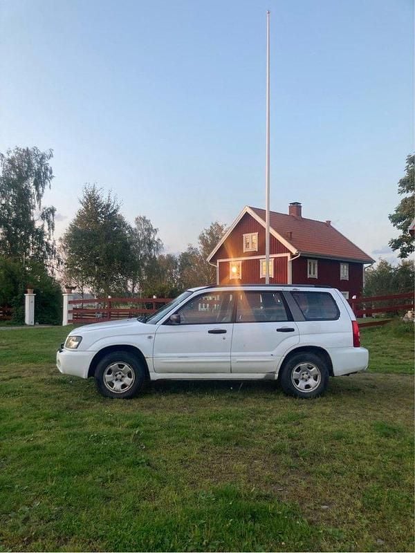 Vit Begagnad 2005 Subaru Forester SUV | 22 000 kr (Marknadspris) - Bild 1/4