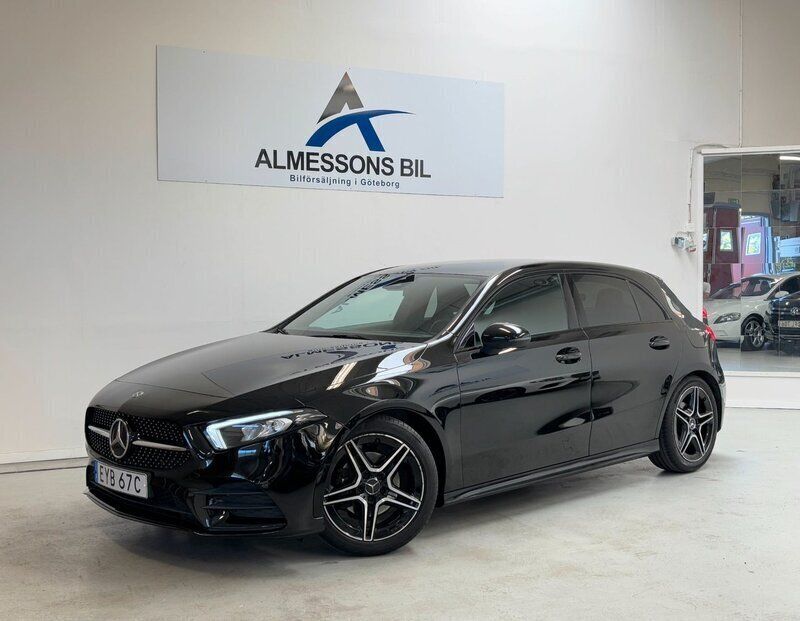 Svart Begagnad 2019 Mercedes A180 AMG Halvkombi | 229 900 kr (Marknadspris) - Bild 1/4
