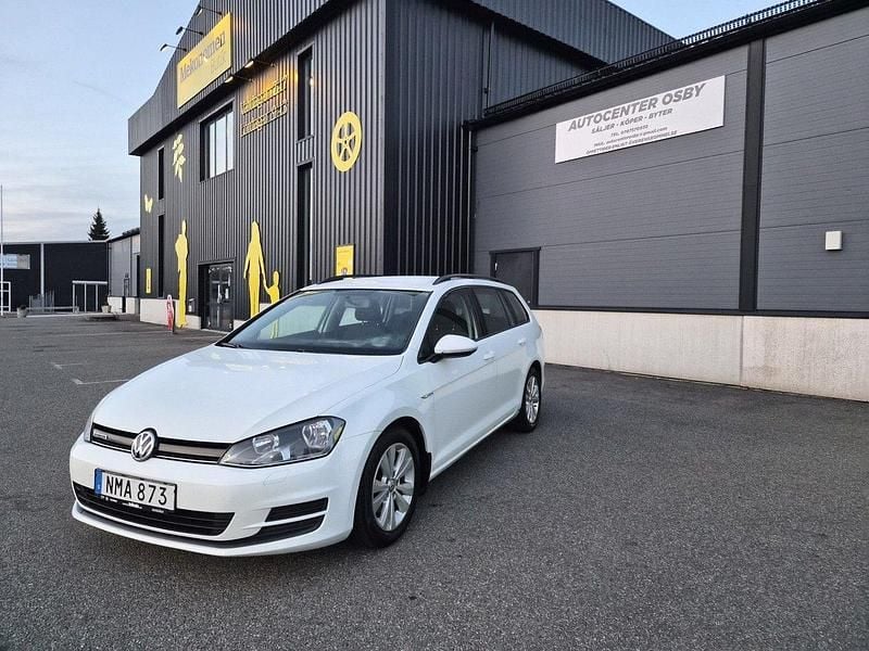 Vit Begagnad 2015 VW Golf VII Kombi | 84 900 kr (Marknadspris) - Bild 1/4