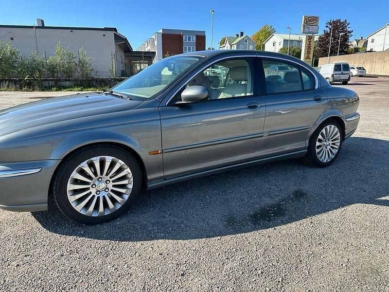 Grå Begagnad 2003 Jaguar X-type Sedan | 39 000 kr - Bild 1/4