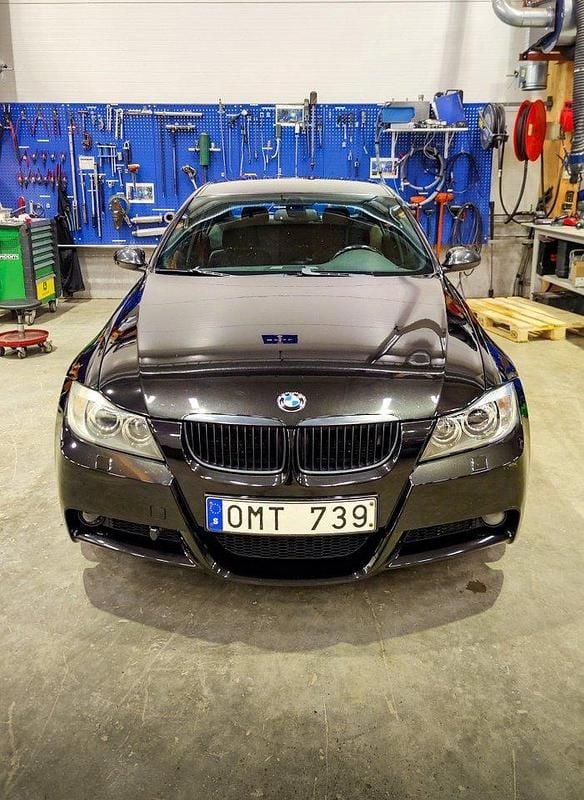 Svart Begagnad 2007 BMW 330 M Sport Sedan | 79 000 kr (Bra pris) - Bild 1/4