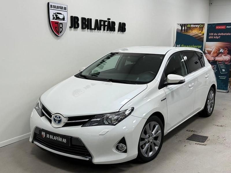 Vit Begagnad 2014 Toyota Auris Hybrid Edition | 119 700 kr (Marknadspris) - Bild 1/4