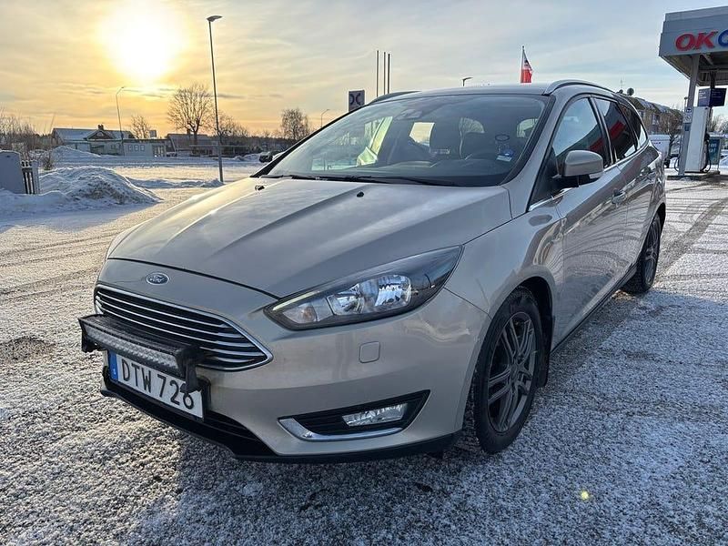 Metallic grey Begagnad 2015 Ford Focus Kombi | 45 000 kr (Marknadspris) - Bild 1/4