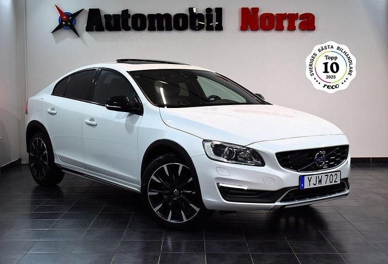 Vit (vit metallic) Begagnad 2017 Volvo S60 CC Summum Sedan | 229 900 kr (Marknadspris) - Bild 1/3