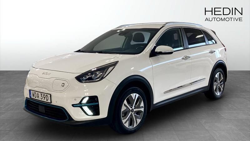 Vit (white) Begagnad 2022 Kia e-Niro 3 SUV | 299 900 kr (Lite dyr) - Bild 1/4