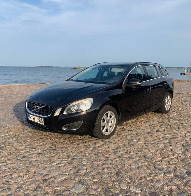 Svart Begagnad 2011 Volvo V60 Momentum Kombi | 85 000 kr (Marknadspris) - Bild 1/4