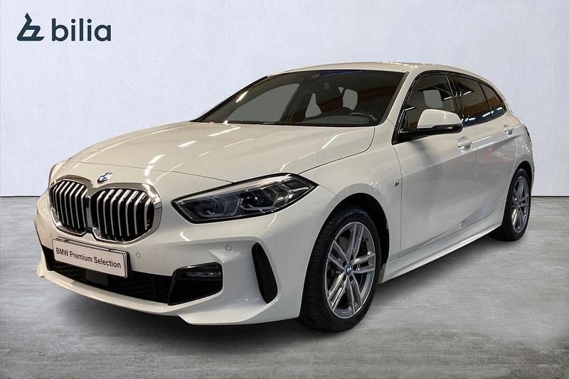 Vit Begagnad 2022 BMW 118 M Sport Halvkombi | 279 000 kr (Lite dyr) - Bild 1/4