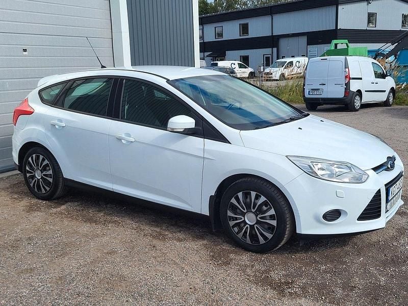 Vit Begagnad 2014 Ford Focus Trend Halvkombi | 89 000 kr (Marknadspris) - Bild 1/4