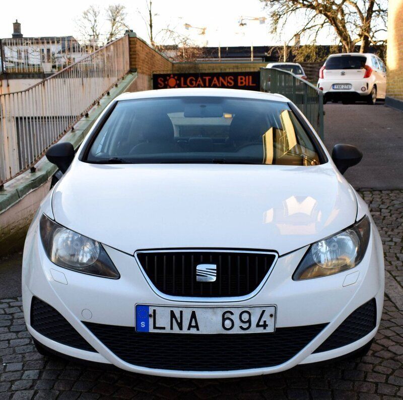 Vit Begagnad 2010 Seat Ibiza Reference Halvkombi | 38 800 kr (Marknadspris) - Bild 1/4