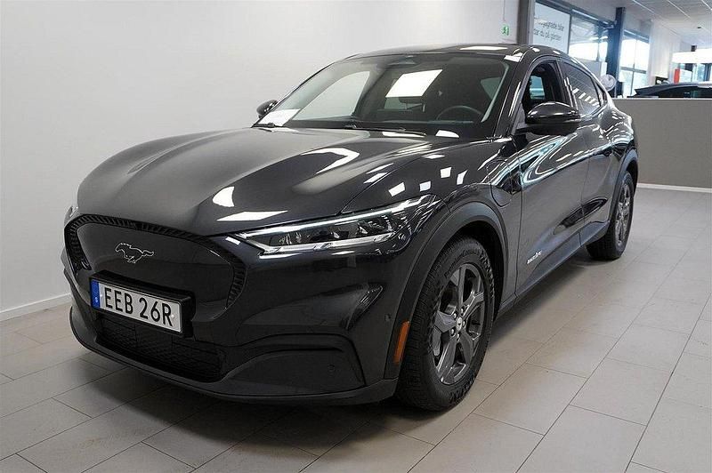 Grå Begagnad 2022 Ford Mustang Mach-E Standard Range SUV | 319 900 kr (Superpris) - Bild 1/4